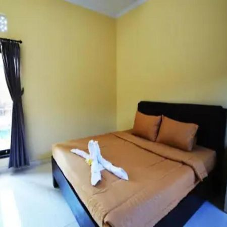 Oyo Flagship 91237 Ratu Guest House Kedunganan エクステリア 写真