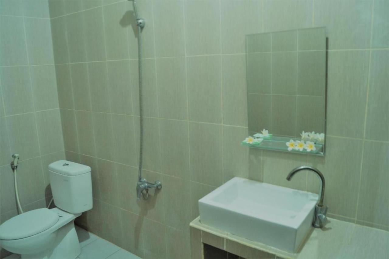 Oyo Flagship 91237 Ratu Guest House Kedunganan エクステリア 写真